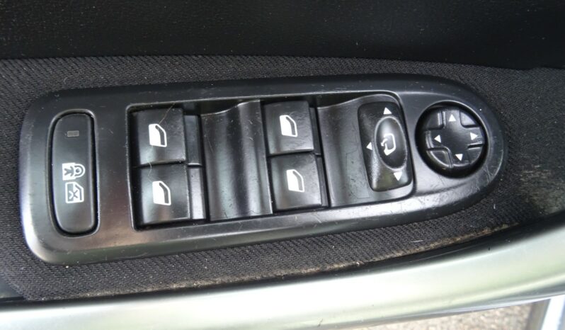 
								Peugeot 308 1.6 e-HDi 115ch FAP Style full									